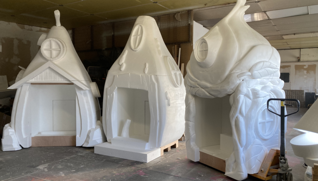 Toutes nos réalisations sont taillées dans du polystirène brut avant d'être mis en peinture