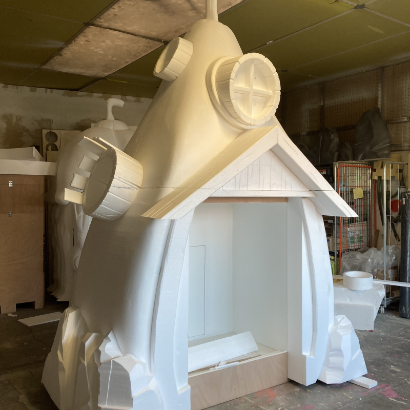 Toutes nos réalisations sont taillées dans du polystirène brut avant d'être mis en peinture