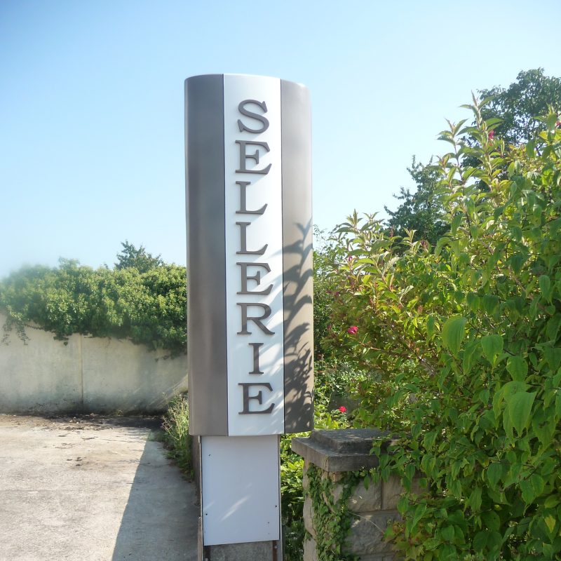 Polyform studio peut proposer des aménagements extérieurs type enseigne.